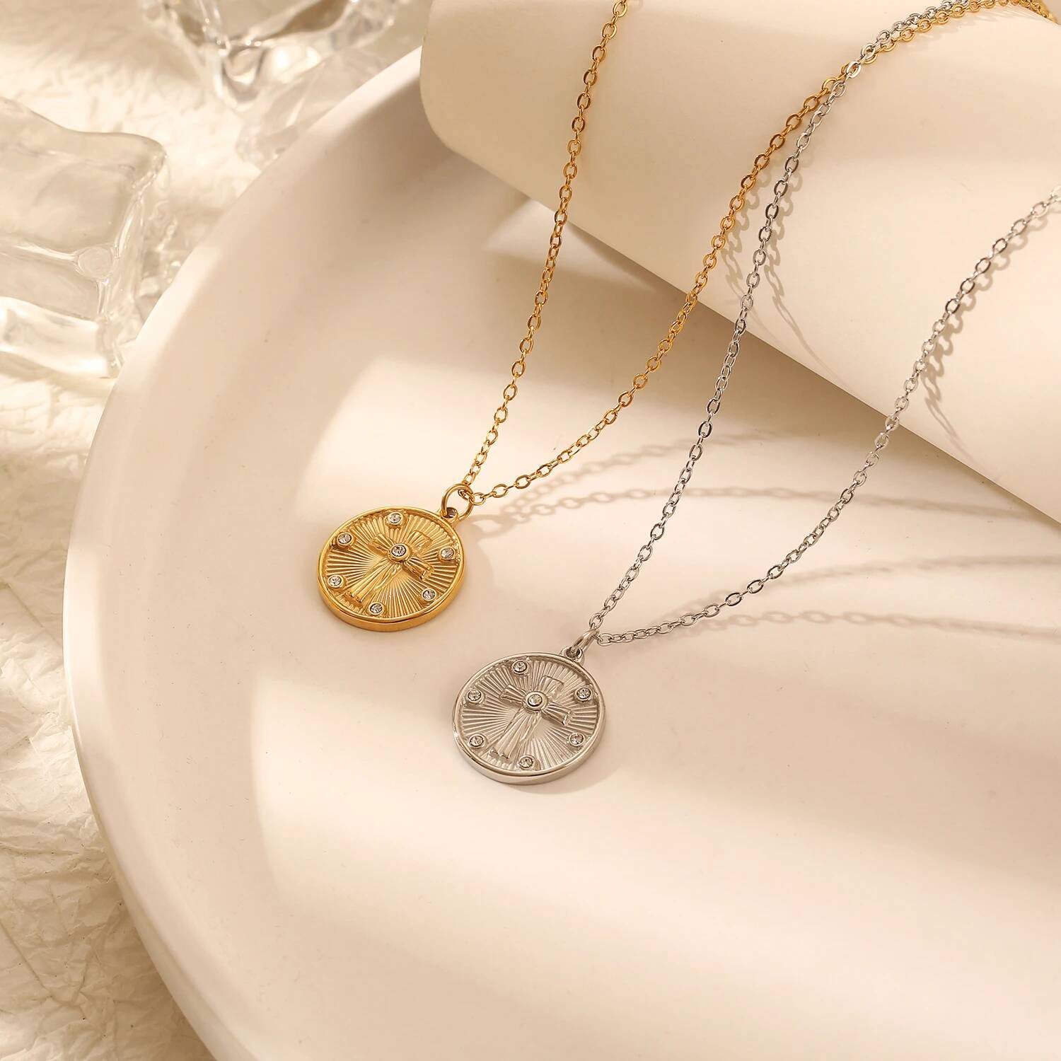 Coin Necklace Delicate - สร้อยคอจี้รูปไม้กางเขนประดับเพชรซิคอนทรงกลม ดีไซน์สวยหรูสำหรับผู้หญิง ของขวัญที่ดีที่สุดสำหรับเขา