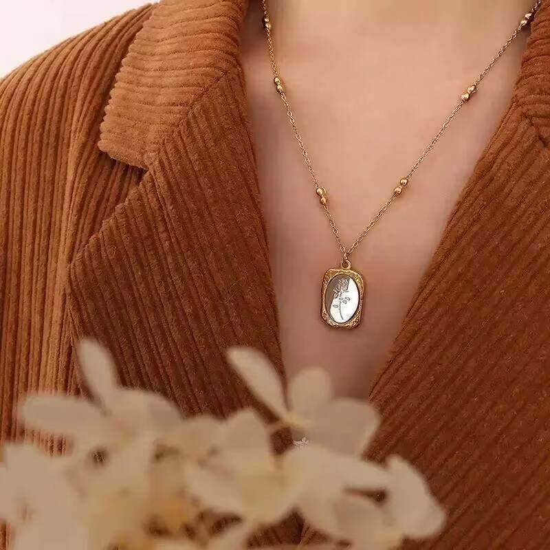 Coin Necklace Delicate - สร้อยคอจี้เหรียญรูปดอกกุหลาบสแตนเลสสตีล ดีไซน์สวยหรู สำหรับผู้หญิง ของขวัญสำหรับเขา
