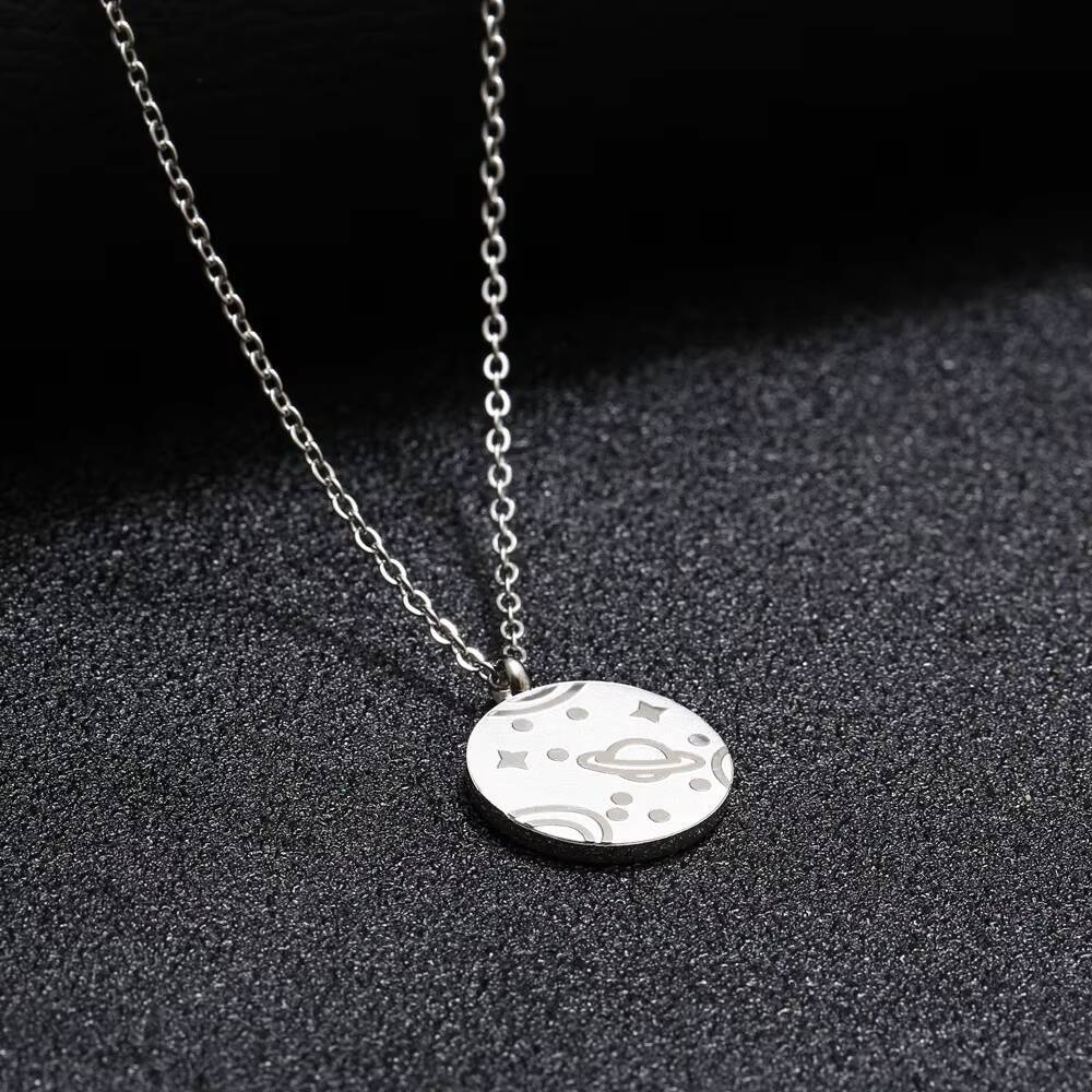 เหรียญสแตนเลสแผนที่โลกเดินทางจ - Coin Necklace Delicate บทวิจารณ์และราคา